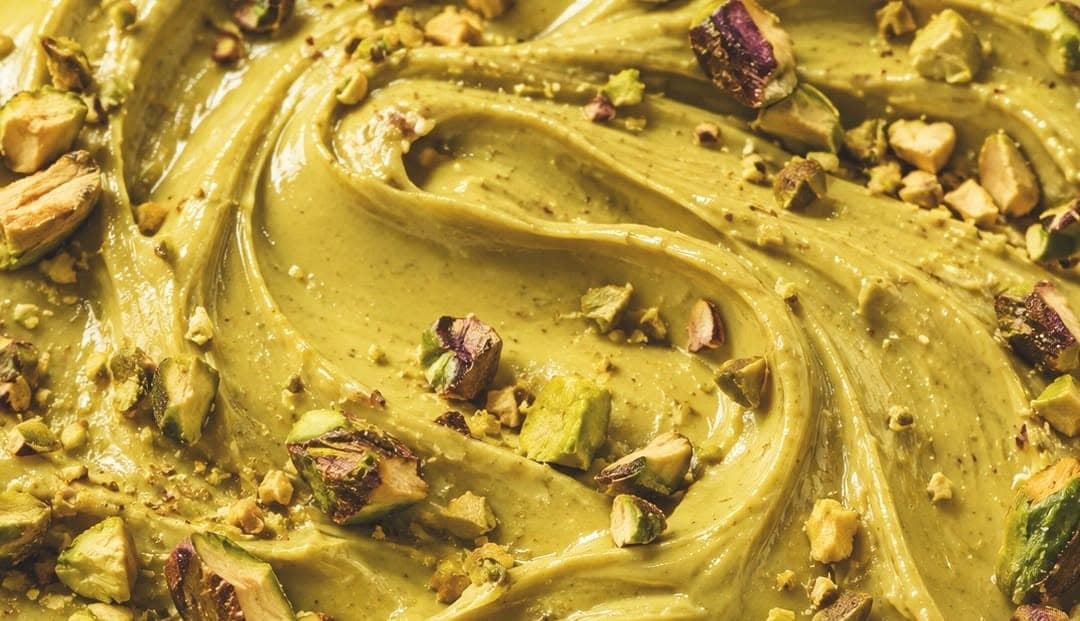 Swirled pistachio cream with chopped pistachio